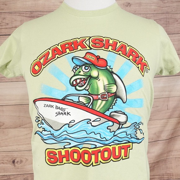 NWT OZARK SHARK SHOOTOUT LAKE OF THE OZARKS TRAVEL T-SHIRT SZ M NEW - Picture 1 of 6